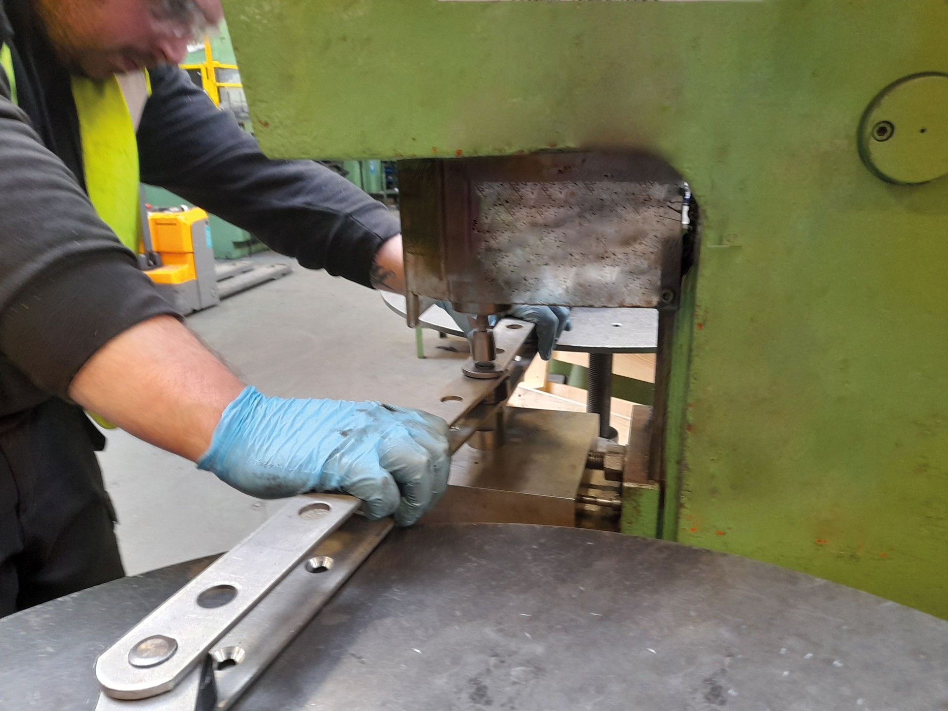 Spin riveting for maximum conveyor chain plate security