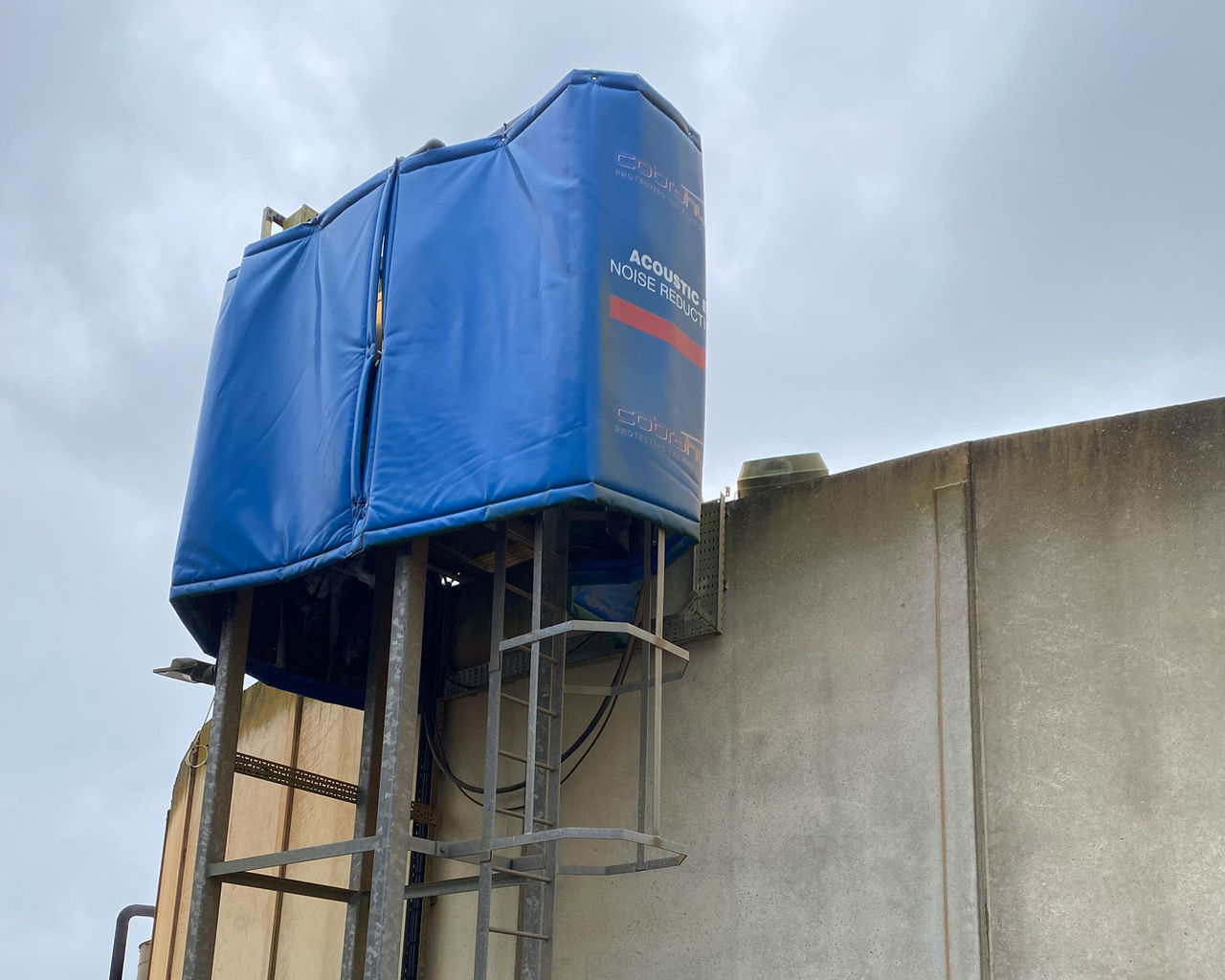 Access platform located at the side of each tank