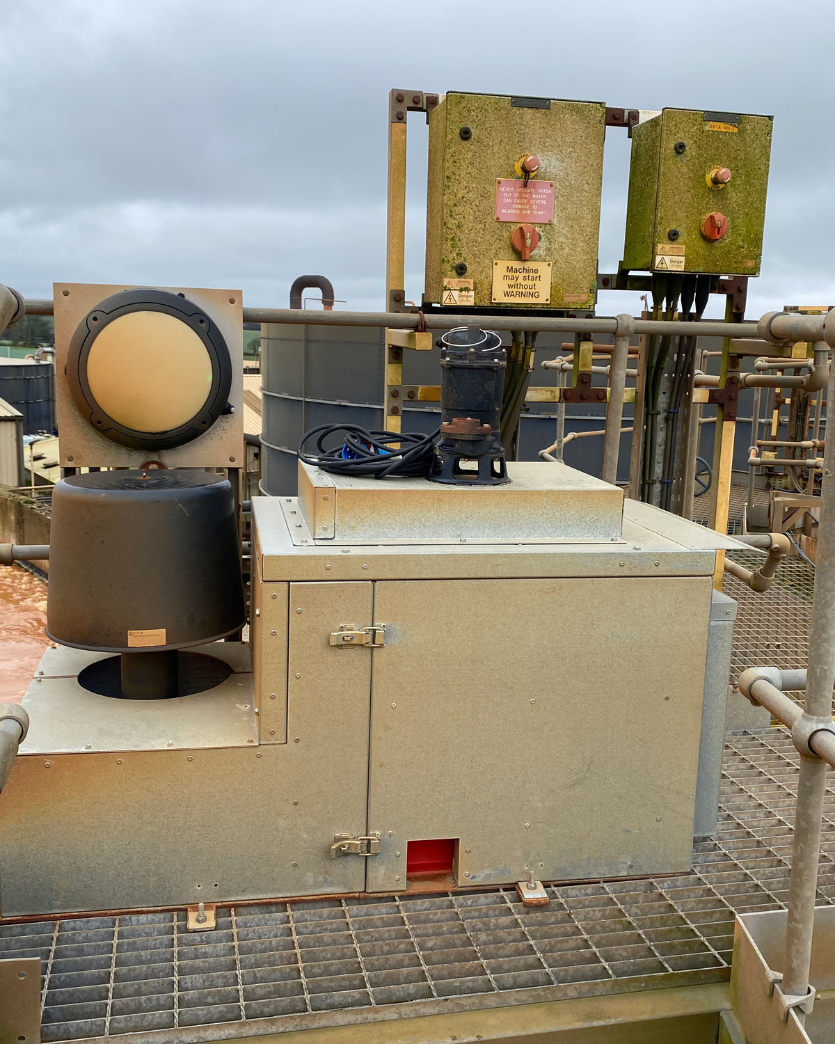 Blower unit on cat walkway