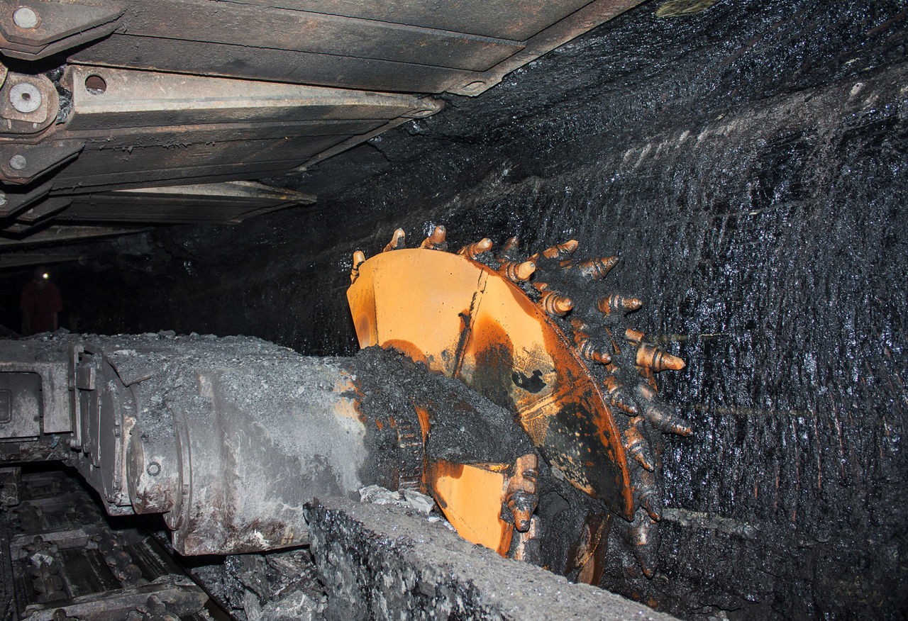 Coal Mine Excavator with claw machine scrapping coal